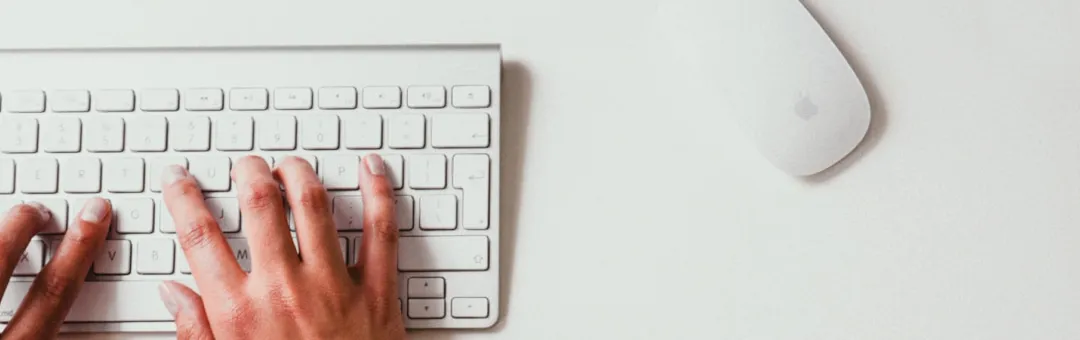 Persona contactando a Impulsa Digital para crear su página web profesional en Panamá